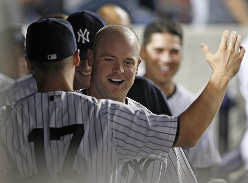 El jugador de los Yanquis, Brian McCann, festeja con compa&ntilde;eros tras conectar un jonr&oacute;n contra los Tigres de Detroit el mi&eacute;rcoles, 6 de agosto de 2104, en Nueva York. (AP Photo/Kathy Willens)