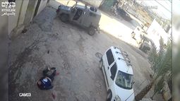 Esta imagen, tomada de un video grabado el 8 de diciembre de 2023 en el campo de refugiados de Faraa, muestra cómo soldados disparan y matan a un hombre desde cerca aunque no parecía suponer una amenaza. (BTselem vía AP)