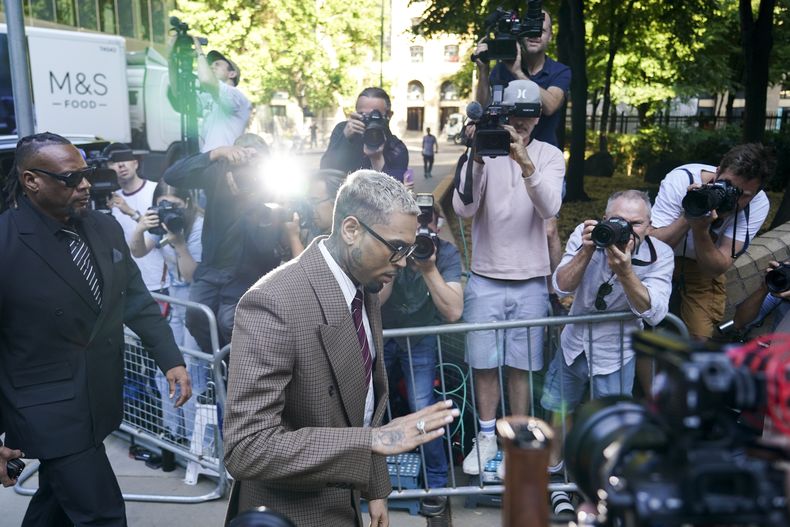 El cantante ganador del Grammy Chris Brown llega al Tribunal de la Corona de Southwark, en Londres, el viernes 11 de julio de 2025.(Foto AP/Alberto Pezzali)