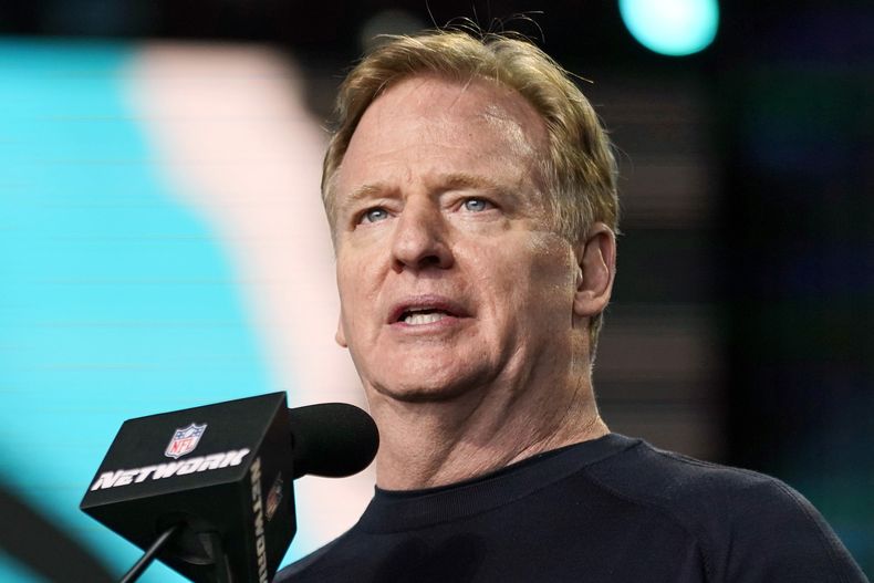 ARCHIVO - Foto del primero de mayo del 2021, el comisionado de la NFL Roger Goodell durante el Draft. (AP Foto/Tony Dejak, Archivo)