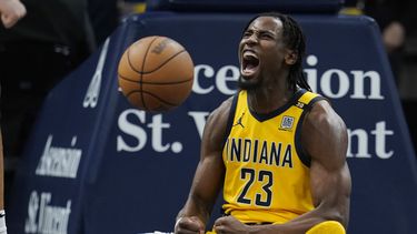Aaron Nesmith, alero de los Pacers de Indiana, festeja luego de recibir una falta en el encuentro del viernes 26 de enero de 2024, ante los Suns de Phoenix (AP Foto/Darron Cummings)