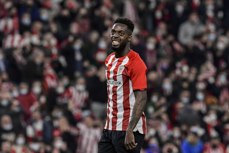 ARCHIVO - El jugador del Athletic de Bilbao Iñaki Williams reacciona durante un partido de semifinales de la Copa del Rey contra el Valencia, en el estadio de San Mamés, en Bilbao, España, el 10 de febrero de 2022. (AP Foto/Álvaro Barrientos, archivo)