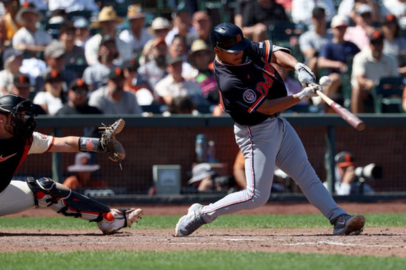 Hao-Yu Lee, derecha, de los Tigres de Detroit, conecta un sencillo productor frente a Drew Cavanaugh, izquierda, receptor de los Gigantes de San Francisco, durante la 10ma entrada del juego de béisbol de Grandes Ligas, el domingo 9 de agosto de 2026, en San Francisco. (AP Foto/Jed Jacobsohn)