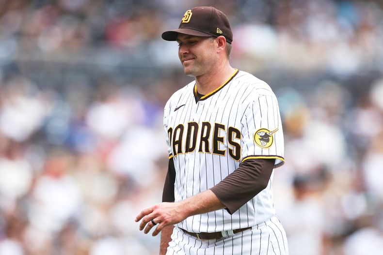 ARCHIVO - Foto del 5 de octube del 2022, Craig Stammen de los Padres de San Diego camina hacia el dugout en el encuentro ante los Gigantes de San Francisco. (AP Foto/Derrick Tuskan)