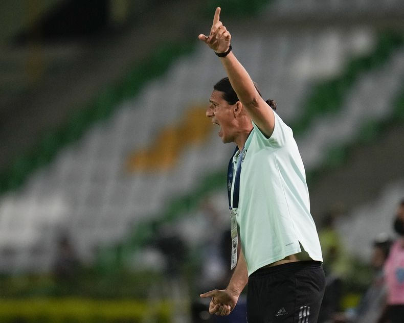 ARCHIVO - El entrenador de Argentina Germán Portanova da instrucciones durante el partido contra Brasil en la Copa América femenina, el 9 de julio de 2022 en Armenia, Colombia. (AP Foto/Dolores Ochoa). (AP Foto/Fernando Vergara)