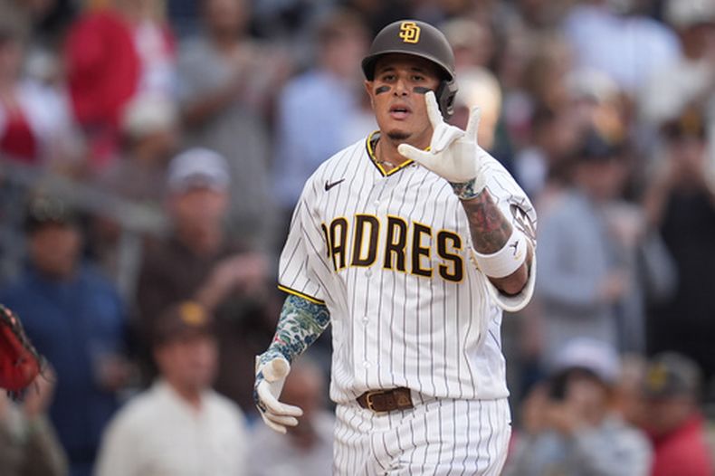 El dominicano Manny Machado, de los Padres de San Diego, celebra luego de batear un jonrón en el duelo del sábado 9 de mayo de 2026 ante los Cardenales de San Luis (AP Foto/Gregory Bull)