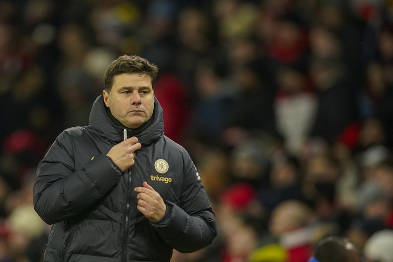 El técnico de Chelsea Mauricio Pochettino tras el partido contra el Manchester United en la Liga Premier, el miércoles 6 de diciembre de 2023, en Manchester. (AP Foto/Dave Thompson)