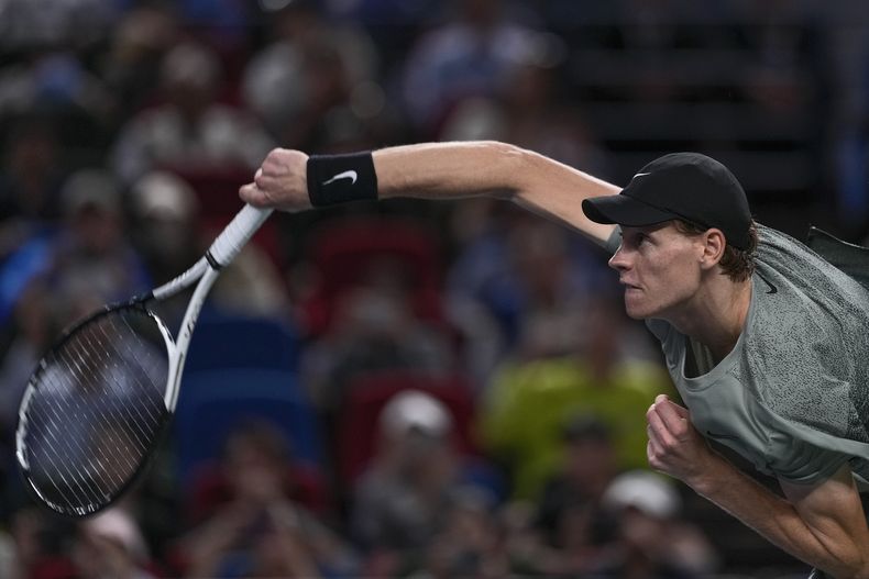 Jannik Sinner saca ante Novak Djokovic en la final del Masters de Shanghái, el domingo 13 de octubre de 2024. (AP Foto/Andy Wong)