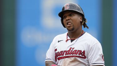 José Ramírez de los Guardianes de Cleveland tras batear un sencillo ante los Reales de Kansas City, el miércoles 26 de julio de 2023, en Cleveland. (AP Foto/Sue Ogrocki)