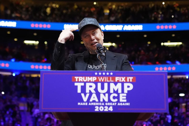 ARCHIVO - Elon Musk habla en el evento de campaña a favor del candidato presidencial republicano Donald Trump en el Madison Square Garden de Nueva York el 27 de octubre de 2024. (AP Foto/Alex Brandon, Archivo)