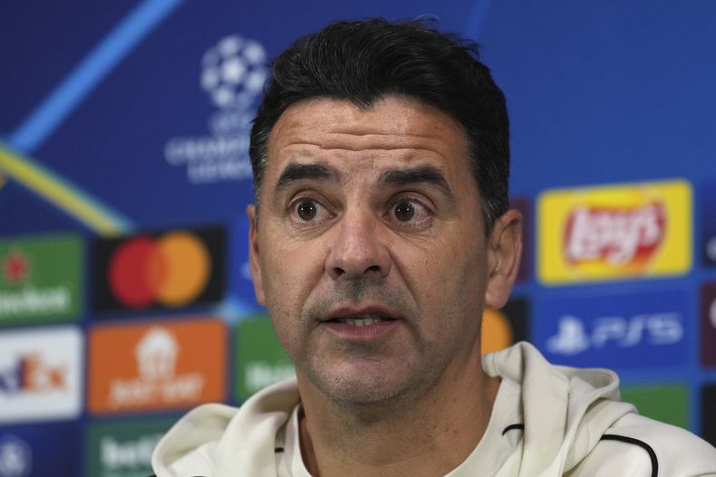 ARCHIVO - El técnico de Girona Michel Sánchez durante una rueda de prensa previo al partido contra el AC Milan por la Liga de Campeones, el martes 21 de enero de 2025, en Milán. (AP Foto/Antonio Calanni, File)