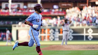 Schwarber comanda paliza de Filis sobre Bravos 14-4