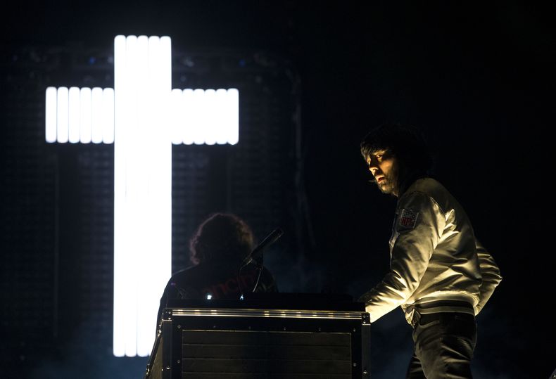 ARCHIVO - Xavier de Rosnay, a la derecha, y Gaspard Auge, del dúo francés de música electrónica Justice, se presentan en el festival Vive Latino en la Ciudad de México, el 20 de marzo de 2017. (Foto AP/Rebecca Blackwell, archivo)