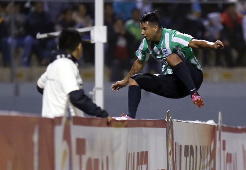 Edwin Cardona, del Atl&eacute;tico Nacional de Colombia, celebra su gol frente a C&eacute;sar Vallejo de Per&uacute;, durante la vuelta de los cuartos de final de la Copa Sudamericana, el mi&eacute;rcoles 5 de noviembre de 2014, en Trujillo (AP Foto/Luka