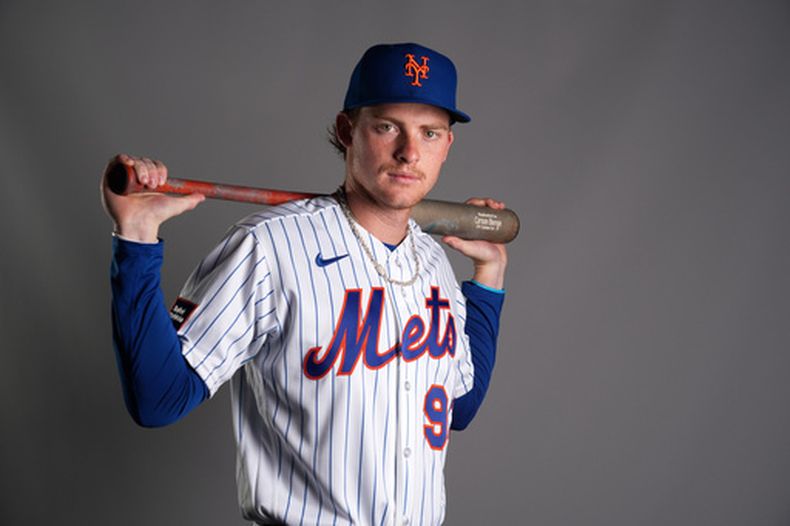 ARCHIVO - Fotografía de 2026 de Carson Benge, de los Mets de Nueva York, como parte del roster activo del equipo el 19 de febrero de 2026, cuando fue tomada la imagen. (AP Foto/Jeff Roberson, Archivo)