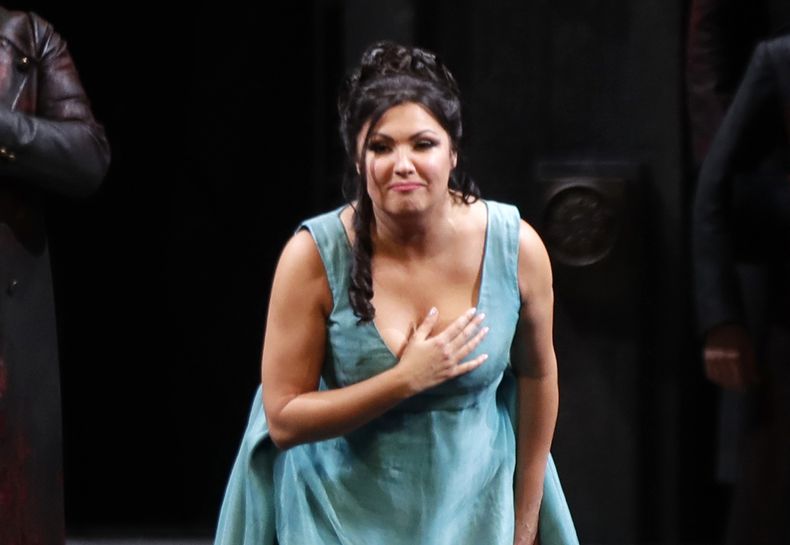 ARCHIVO - La soprano rusa Anna Netrebko hace una reverencia al final de la función inaugural de la temporada de La Scala de la ópera Tosca de Giacomo Puccini en La Scala de Milán el 7 de diciembre de 2019. Netrebko, una vez entre las mayores atracciones de taquilla de la Ópera Metropolitana de Nueva York, demandó el viernes 4 de agosto de 2023 a la compañía y al gerente general Peter Gelb, alegando difamación, incumplimiento de contrato y otras violaciones tras retirarla de su programación luego de la invasión rusa en Ucrania. (Foto AP/Luca Bruno, archivo)