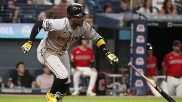 El dominicano Geraldo Perdomo, de los Diamondbacks de Arizona, pega un sencillo de dos carreras ante los Guardianes de Cleveland, el sábado 1 de agosto de 2026 (AP Foto/Phil Long)