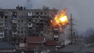 ARCHIVO - Una explosión en un edificio de apartamentos después de que un tanque del ejército ruso disparara en Mariúpol, Ucrania, el 11 de marzo de 2022. La imagen forma parte del documental 20 Days in Mariupol que fue nominado a los Premios de la Academia el 23 de enero de 2024. (Foto AP/Evgeniy Maloletka, archivo)