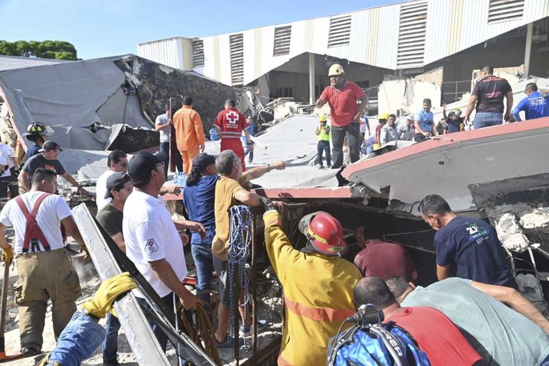Rescatistas buscan a sobrevivientes entre los escombros de una iglesia cuyo techo se vino abajo durante una misa, el domingo 1 de octubre de 2023, en Ciudad Madero, México. (Alejandro de Ángel/El Sol de Tampico vía AP)