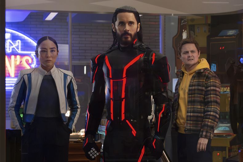 Esta imagen difundida por Disney muestra a Greta Lee, de izquierda a derecha, Jared Leto y Arturo Castro en una escena de Tron: Ares. (Disney via AP)