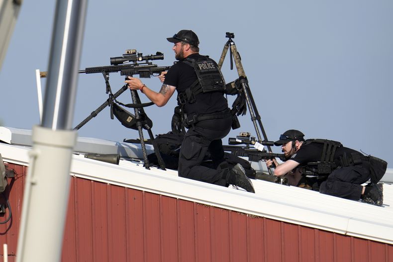 Francotiradores de la policía responden a disparos hechos mientras el expresidente y virtual candidato presidencial republicano Donald Trump hablaba en un mitin de campaña en Butler, Pensilvania, el sábado 13 de julio de 2024. (AP Foto/Gene J. Puskar)
