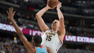 Nuggets remontan para superar 128-125 a Suns en la prórroga