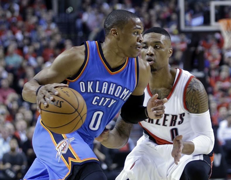 El base del Thunder, Russell Westbrook, izquierda, maneja el bal&oacute;n ante la defensa de Damian Lillard, de Portland, en un partido el mi&eacute;rcoles, 29 de octubre de 2014, en Portland, Oregon. (AP Photo/Don Ryan)
