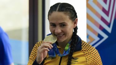 La colombiana Yen Arias posa con su medalla de oro tras ganar la final de boxeo, categoría de 57 kilogramos, en los Juegos Centroamericanos y del Caribe en San Salvador, el miércoles 28 de junio de 2023 (AP Foto/Arnulfo Franco)