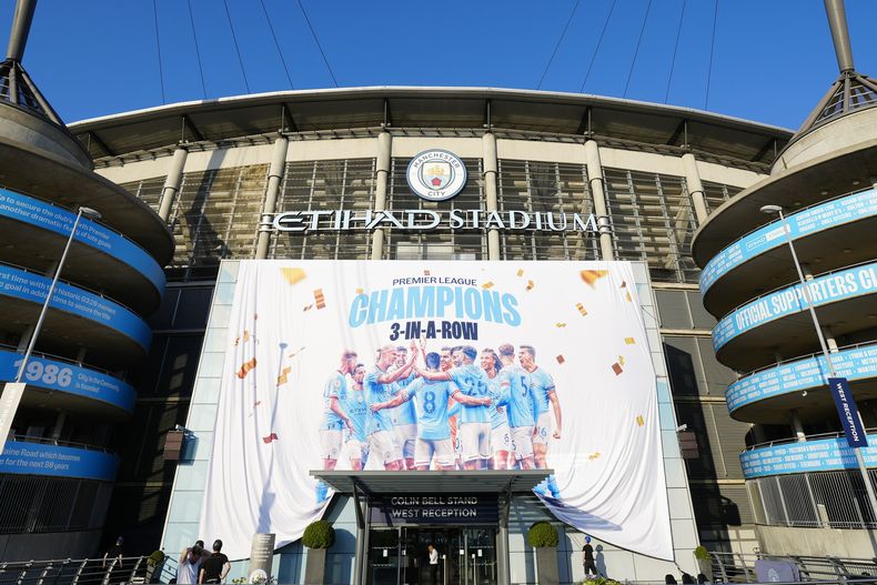 Un banner celebrando la obtención del título fue develando en el Estadio Etihad del Manchester City el sábado 20 de mayo del 2023 después de que el Arsenal perdió por 1-0 ante el Nottingham Forest. (AP Foto/Jon Super)