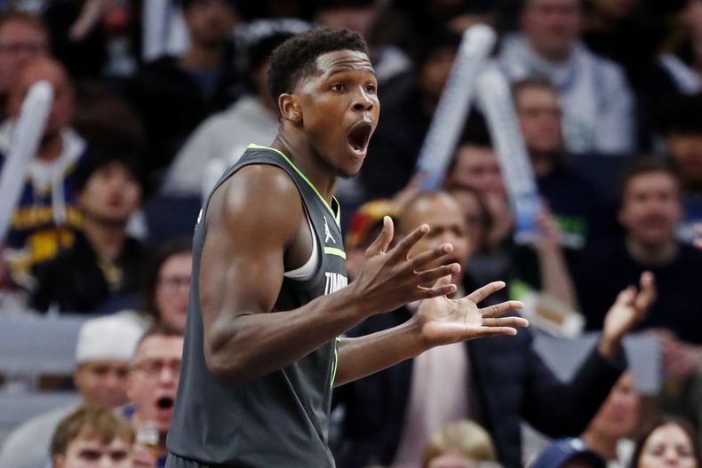 El escolta de los Timberwolves de Minnesota, Anthony Edwards (5), reacciona a una falta en su contra que beneficia a los Warriors de Golden State en el tercer cuarto de un partido de baloncesto de la NBA, el sábado 21 de diciembre de 2024, en Minneapolis. (AP Foto/Bruce Kluckhohn)