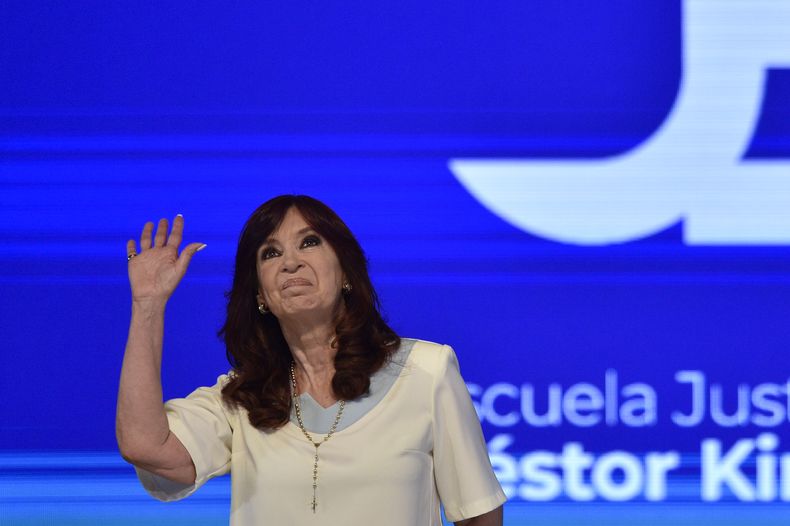 La vicepresidenta argentina Cristina Fernández de Kirchner saluda a sus seguidores en el Teatro Argentino de La Plata, Argentina, el jueves 27 de abril de 2023. La vicepresidenta apuntó el lunes 8 de mayo de 2023 contra una de las principales dirigentes de la oposición como posible participante de una maniobra de encubrimiento del intento de asesinato que sufrió hace ocho meses. (AP Foto/Gustavo Garello)