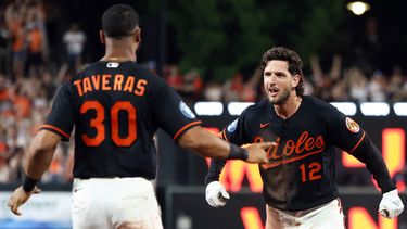 Dylan Beavers, de los Orioles de Baltimore, festeja con el dominicano Leody Taveras, tras pegar un sencillo productor en el noveno inning del juego del sábado 25 de julio de 2026 ante los Bravos de Atlanta (AP Foto/Daniel Kucin Jr.)