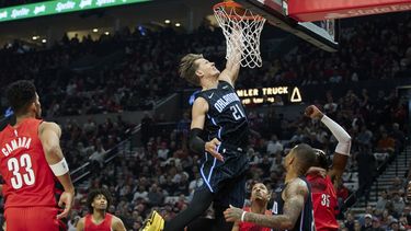 Moritz Wagner, pívot del Magic de Orlando, clava el balón en la cesta durante el partido del viernes 27 de octubre de 2023, ante los Trail Blazers de Portland (AP Foto/Craig Mitchelldyer)