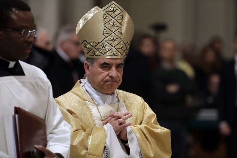 ARCHIVO - El cardenal Angelo Becciu preside una liturgia eucarística en la Basílica de San Juan, en Roma, el 9 de febrero de 2017. (AP Foto/Gregorio Borgia, Archivo)