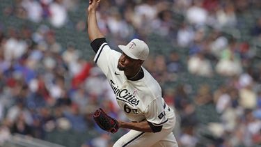 Jorge Alcalá lanza por los Mellizos de Minnesota ante los Cachorros de Chicago, el domingo 14 de mayo de 2023, en Minneapolis. (AP Foto/Stacy Bengs)