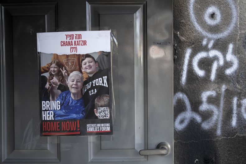 ARCHIVO - Un cartel que pide la liberación de Hannah (Chana) Katzir está pegado en la puerta de su casa en el kibutz Nir Oz, el 21 de noviembre de 2023. (AP foto/Maya Alleruzzo, archivo)