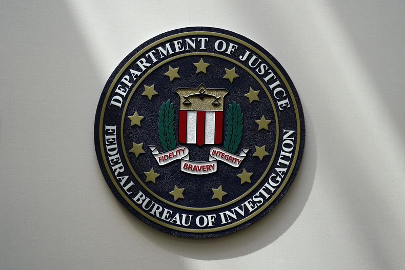 ARCHIVO - Un sello del FBI se ve en una pared el 10 de agosto de 2022, en Omaha, Nebraska. (AP Foto/Charlie Neibergall, Archivo)