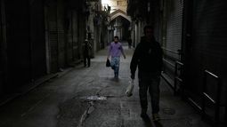 ARCHIVO - Varias personas pasan por delante de tiendas cerradas en el principal bazar tradicional, casi vacío, durante las vacaciones del Año Nuevo iraní, o nowruz, en Teherán, Irán, el 29 de marzo de 2026. (AP Foto/Vahid Salemi, archivo)