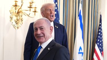 El presidente Donald Trump habla al salir de una conferencia de prensa con el primer ministro israelí Benjamin Netanyahu, en primer plano, en el Comedor de Estado de la Casa Blanca, el lunes 29 de septiembre de 2025, en Washington. (AP Foto/Evan Vucci)