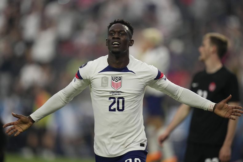 El estadounidense Folarin Balogun celebra tras anotar el segunfo gol el la final de la Liga de Naciones CONCACAF frente a Canadá el domingo 18 de junio del 2023. (AP Foto/John Locher)