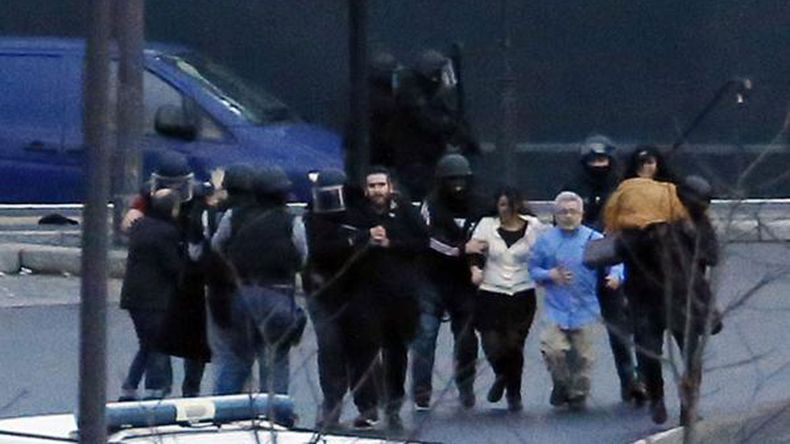 La policía liberó a los rehenes.
