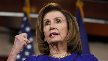 Pelosi da positivo para COVID, estuvo en contacto con Biden