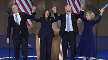 De izquierda a derecha, el segundo caballero Doug Emhoff; la candidata presidencial demócrata, la vicepresidenta Kamala Harris; su compañero de fórmula, el gobernador de Minnesota Tim Walz, y su esposa Gwen Walz saludan en la Convención Nacional Demócrata, el jueves 22 de agosto de 2024, en Chicago. (AP Foto/J. Scott Applewhite)