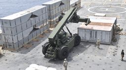 En esta imagen, distribuida por el ejército de Estados Unidos, soldados de la 7ma Brigada de Transporte y marinos del MV Roy P. Benavidez montan un muelle flotante ante la costa de Gaza, el 26 de abril de 2024. (Ejército de EEUU vía AP)