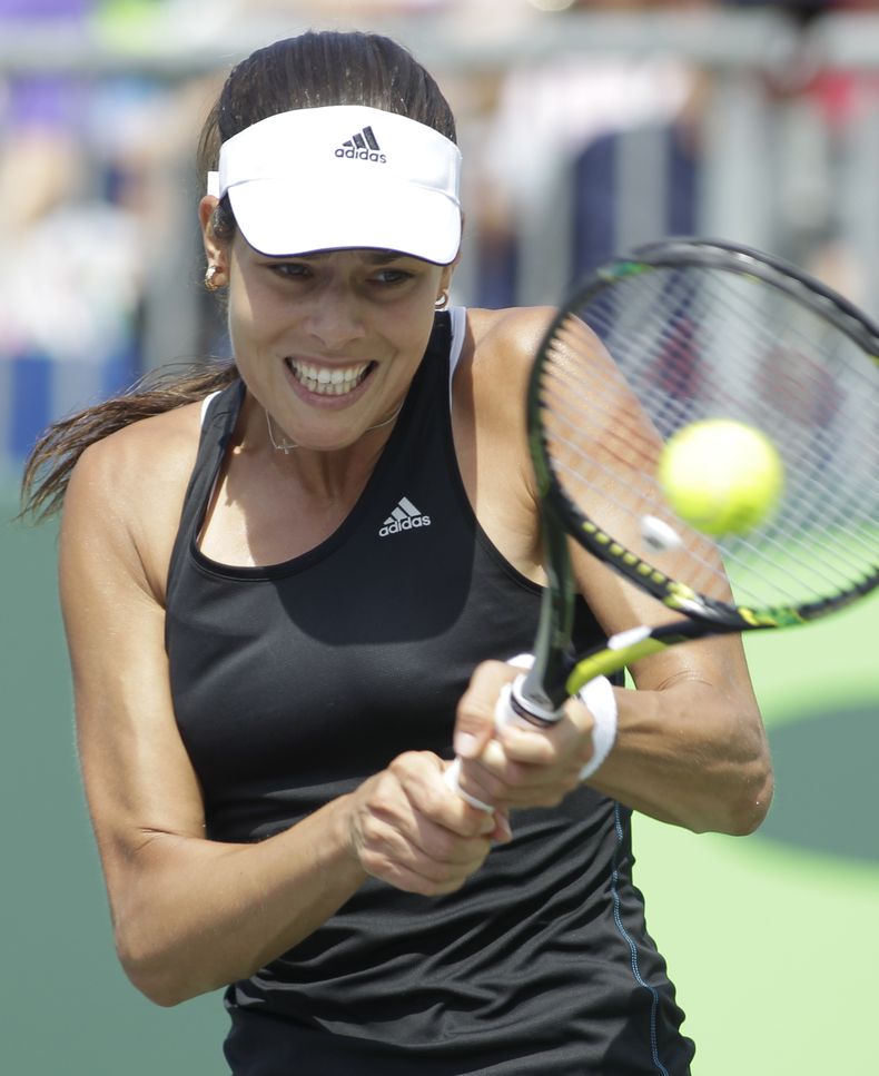 La jugadora serbia Ana Ivanovic realiza una devoluci&oacute;n de rev&eacute;s a dos manos contra la italiana Flavia Pennetta en el Masters de Miami, el s&aacute;bado 22 de marzo de 2014, en Key Biscayne, Florida. (Foto AP/Luis M. &Aacute;lvarez)