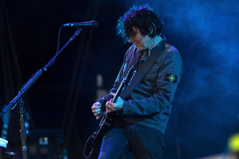 Tim Carter, guitarrista de la banda británica Kasabian, durante su concierto en el festival Corona Capital en la Ciudad de México, el sábado 18 de noviembre de 2023. (Foto AP/Alejandro Godínez)