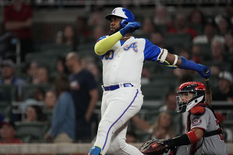 El dominicano Marcell Ozuna, de los Bravos de Atlanta, conecta un jonrón de tres carreras en el encuentro ante los Nacionales de Washington, el sábado 30 de septiembre de 2023 (AP Foto/John Bazemore)