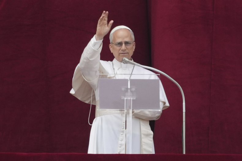 El papa León XIV da su bendición desde el balcón central de la basílica de San Pedro en su primera bendición dominical tras ser elegido, en la plaza de San Pedro en el Vaticano, el domingo 11 de mayo de 2025.(AP Foto/Andrew Medichini)