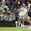 El serbio Novak Djokovic y el polaco Hubert Hurkacz abandonan la cancha luego de que su encuentro fuera suspendido debido a lo tarde que se jugaba en el campeonato de tenis de Wimbledon en Londes. Domingo 9 de julio de 2023. (AP Foto/Kirsty Wigglesworth)