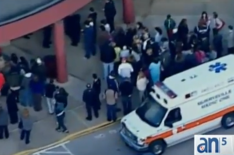 Veinte estudiantes de secundaria fueron apuñalados por un compañero de estudio en una escuela cercana a Pittsburg en Pensilvania.